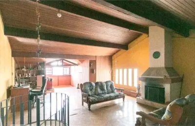 Casa 05 quartos, 01 suíte, sotão com lareira, 02 vagas.