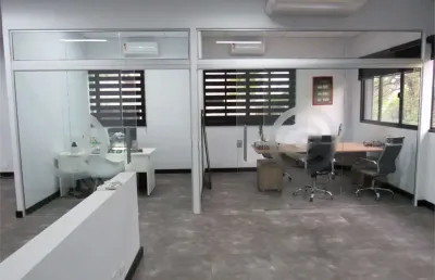 Imóvel com 3 níveis, 14 sls, 11 wcs, 4 vgs e salão  junto a praça frente hipica zona szu2