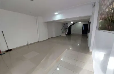 Amplo salão comercial, com dois banheiros, cozinha com coifa, com grande fluxo de carros e pedestres