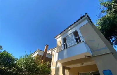Sobrado em condomínio fechado, com 250 m2, 4 dormitórios (2 suítes) e 3 vagas no alto da boa vista