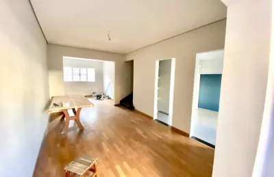 Sobrado de 225m2 de área útil, reformado com 3 dormitórios, sendo 2 suítes, na chácara santo antônio