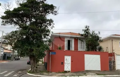 Excelente imóvel de esquina, com 4 dormitórios, 1 suíte, churrasqueira, vaga para 3 carros.