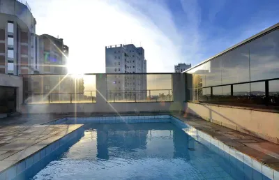 Linda cobertura duplex 950m² com vista 360°, lazer completo.
