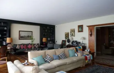 À moda antiga - construção sólida  em 367 m²  - edifico recuado.