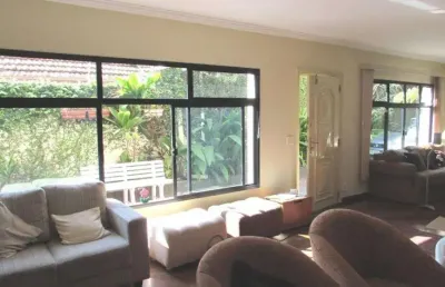 Casa tipo sobrado com 04 dormitórios e 03 suítes no planalto paulista.
