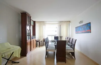 Elegância é o tema para este belíssimo apto. distribuídos em 180m2