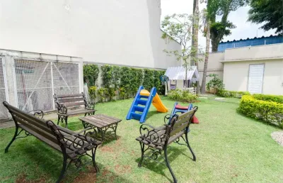 Casa mobiliada com 3 dorm, sendo 1 suíte, sala 2 ambientes, 3 vagas de estacionamento.