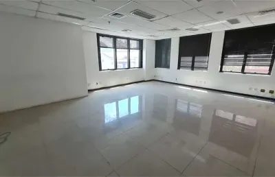 Sala ampla com 90 m² para locação em prédio de alto padrão nos jardins.