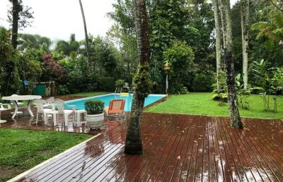 Linda casa com 4 suítes, 5 vagas, piscina ao lado da praia de pernambuco!
