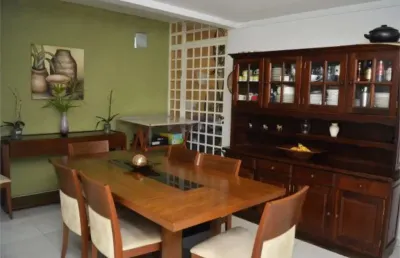 Sobrado com 200m2 sendo 03 suites, cozinha planejada, sala ampla, lavabo, edícula 02 vgs