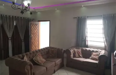 Sobrado com 176m2 sendo 02 suites, 01 dorm, sala ampla com lavabo, cozinha plan c despensa
