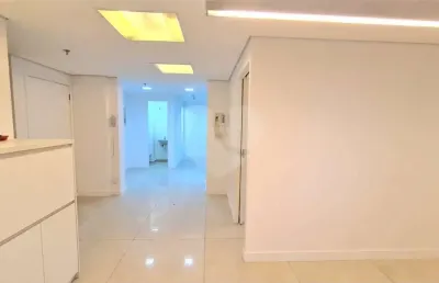 Sala dupla de 68m² no top towers com 3 banheiros, copa, 2 vagas, 3 sacadas e vista deslumbrante.