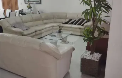 Sobrado com 4 dorm. 3 suítes, sala com 3 ambientes, piscina aquecida, sauna e vaga para 9 carros.
