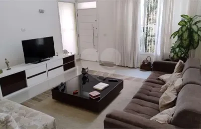 Linda casa com 3 dormitórios, 1 suíte, churrasqueira e jardim, vaga para 4 carros. ótima localização