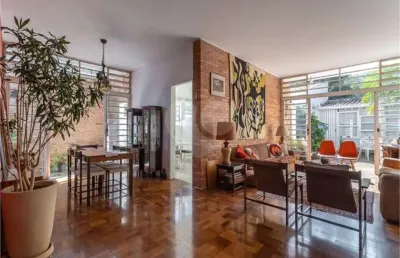 Casa térrea pacaembu 360m2 de terreno e belo jardim !