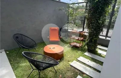 Casa de condomínio com finíssimo acabamento e bem localizado