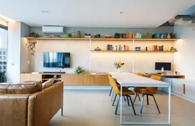 Duplex com sala e suíte com varandas, cozinha integrada, lavabo, 2 vagas e depósito na garagem