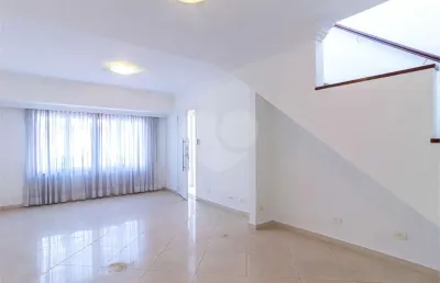 Sobrado charmoso de 113m2, living 2 ambientes, 2 suítes, 2 vagas, no brooklin.