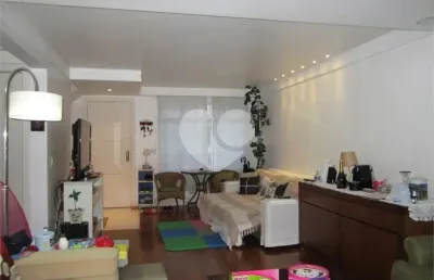Linda casa de condomínio com portaria e segurança 24 horas.