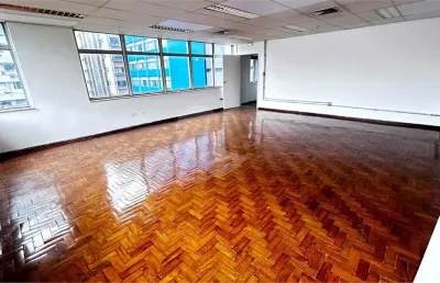 Conjunto comercial com 328m2 com 06 salas e 05 vagas de garagem
