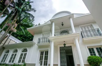 Residência no jardim américa, a 3 quadras do club paulistano, com 4 suítes e oito vagas, piscina