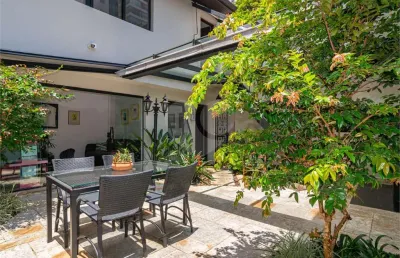 Casa reformada no campo belo; 339m2, 4 dorms, sendo 1 suíte; espaço gourmet, escritório, 3 vagas