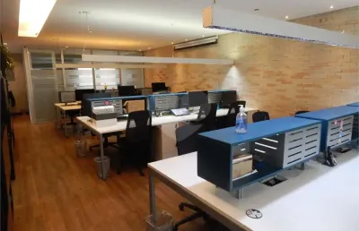 Cobertura comercial com 143m² terraço 2 banheiros, 2 vagas, mobiliado.