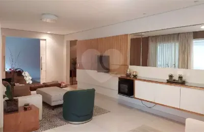Apartamento à venda de 180 m² na chácara klabin de 4 quartos sendo 3 suítes e 4 vagas.