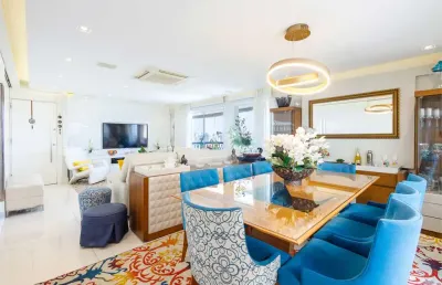 Cobertura de 221m² com vista deslumbrante em moema pássaros – 3 suítes, 3 vagas, piscina e churrasqueira.
