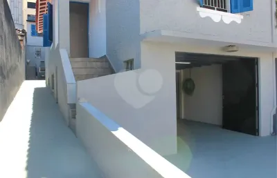 Casa de 266m² com muitos quartos, edícula e garagem pra 4 carros