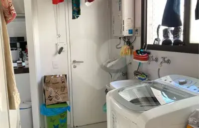 Imperdível, andar alto, face norte, elevador privativo e totalmente reformado.