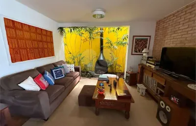 Casa charmosa e aconchegante no jardim américa, com 3 dormitórios, sendo 1 suíte e 2 vagas