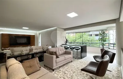 Ótimo apartamento com 162m², 3 suítes, 3 vagas, planta original com 4 dormitórios.