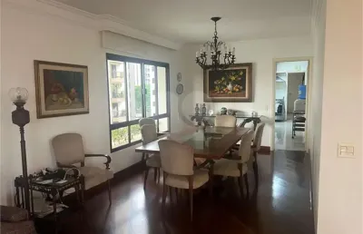 Apartamento de 220m² no itaim bibi com 3 suítes, living para 3 ambientes com varanda, 3 vagas na garagem