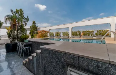 Cobertura reformada, com 630m² de área útil, 3 suítes e 6 vagas de garagem