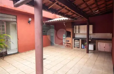 Casa de 147m², 3 dormitórios, 2 banheiros, quintal, 2 vagas no brooklin