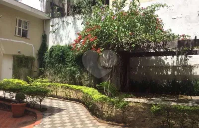 Casa de 350m² com 12 salas, rua sempre vagas disponíveis, proximidade com triano-masp