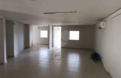 Salão comercial ampla com vagas de garagem  e ar condicionado na zona sul.