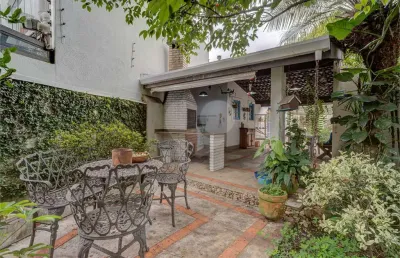 Casa à venda próximo ao parque ibirapuera. 488 m², 4 dormitórios, 2 suítes. 7 vagas.