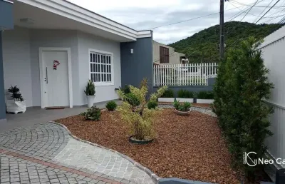 Casa plana e mobiliada no bairro saguaçu por r$990 mil