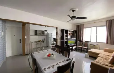 Apartamento de 2 dormitórios (1 suíte) próximo à praia e com vaga demarcada