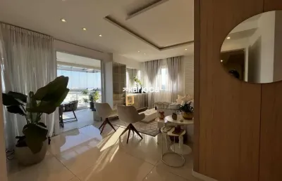 Apartamento finamente decorado, andar alto vista deslumbrante.
