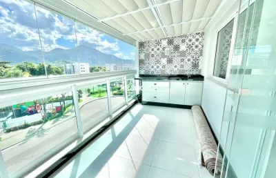 Luxuosa cobertura reformada no condomínio barra village prime com varanda gourmet fechada em cortina de vidro