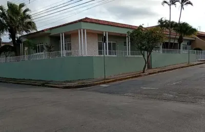 Casa à venda ou para alugar com 3 quartos, sendo 1 suíte,  no centro, angatuba - sp