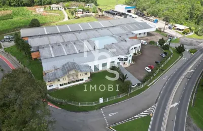 Casa comercial com pátio ao final da ciclovia em flores da cunha