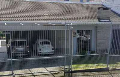 Casa maravilhosa com 4 quartos com suíte e bela área gourmet e um quintal.