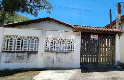 Casa á venda a 400m da praia, com 5 dormitórios sendo uma suíte, na martim de sá, em caraguatatuba