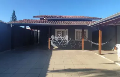 Casa à venda com 03 dormitórios, a 500m da praia ( aceita financiamento bancário ) em martin de sá,