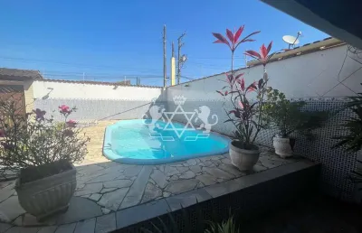 Casa á venda com dois dormitórios, piscina e churrasqueira na praia das palmeiras, em caraguatatuba