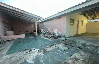 Oportunidade casa à venda, amplo terreno, 900 metros da rodovia, próximo ao cei, bairro golfinhos,